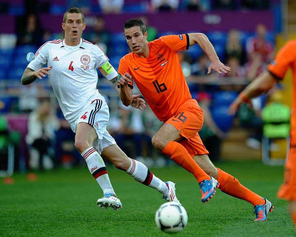 Niederlandes Robin van Persie kmpft gegen Dnemarks Daniel Agger um den Ball.