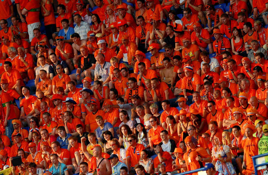 Orangefarbene Fankurve iMetalist-Stadion in der Ukraine.