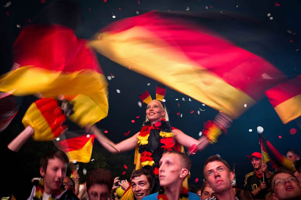 Riesen Wirbel in der deutschen Fankurve: Gomez kpft Deutschland zum Sieg.
