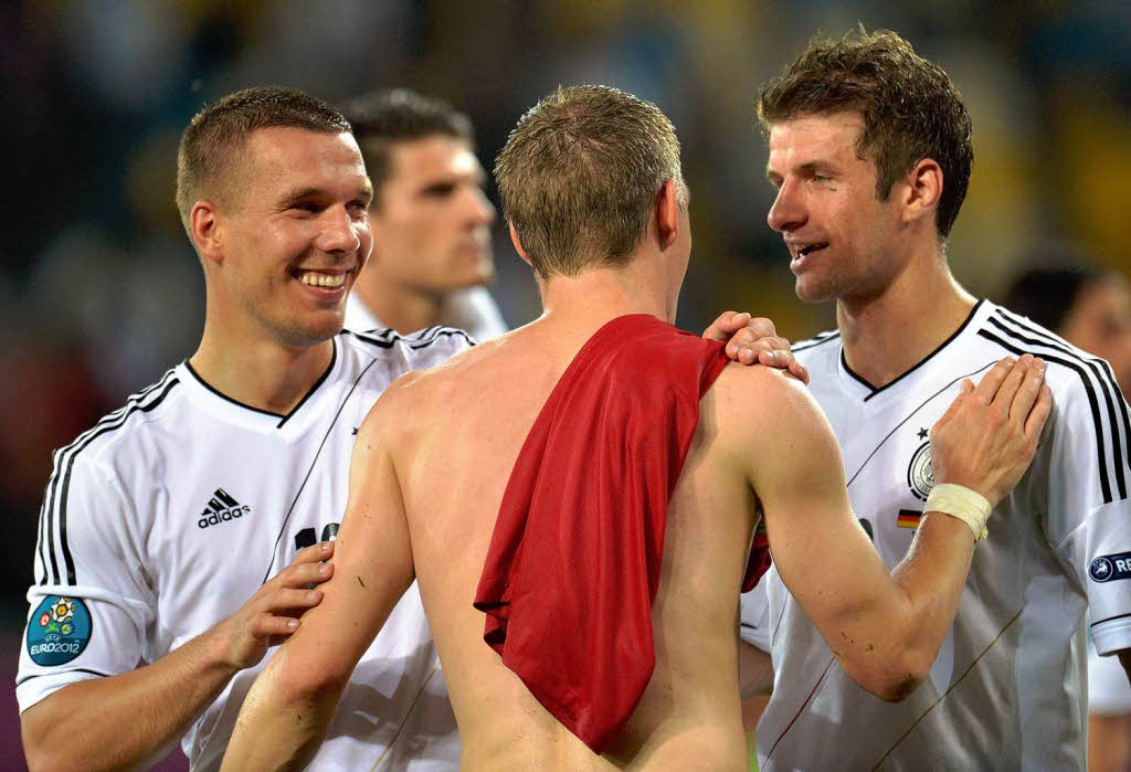 Likas Podolski feiert mit Bastian Schweinsteiger und Thomas Mller das 1:0.