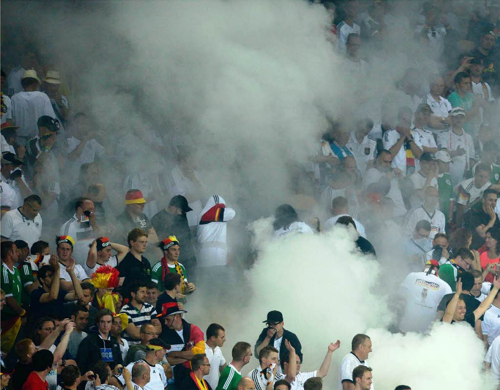 Nach dem Spiel steigt ber dem deutschen Fanblock Rauch auf.