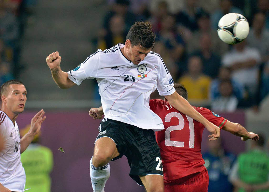 Mario Gomez kpft Deutschland zum 1:0.
