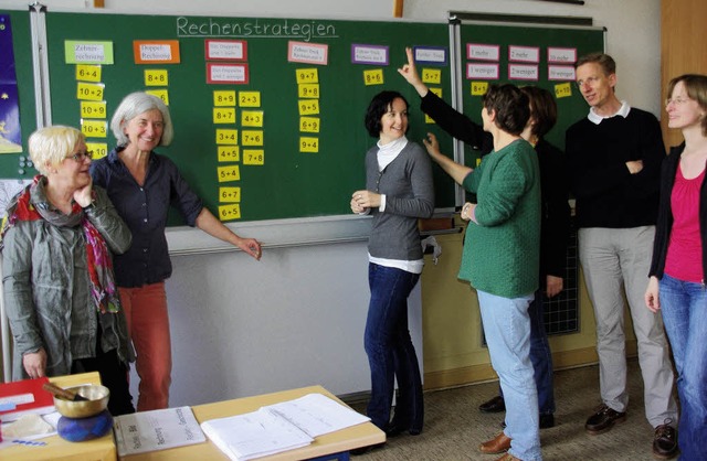 Lehrerinnen und Lehrer der Schwarzenbe...beschftigen sich mit Rechenmethoden.   | Foto: Schule