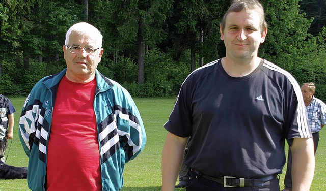Stefan Urban (links) ist seit 50 Jahre... Ehrennadel und einer Taschenuhr aus.   | Foto: Daniele Schle