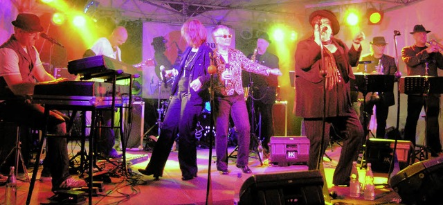 Soul&#39;s back in Town, die bekannte ... einem Fuballabend in den Schlosshof.  | Foto: Ute Schler