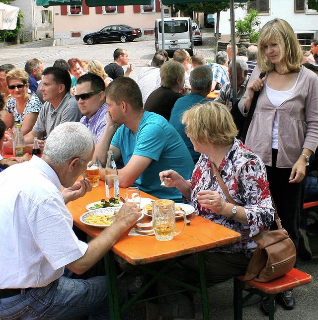 Gut besetzt waren die Tische auf dem Festplatz am Kleinkemser Dorfbrunnen.  | Foto: Reinhard CremEr