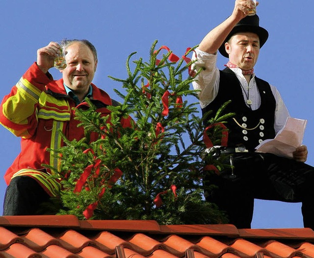 Ein Hoch auf das Spritzenhaus: Strittm...rmeister Christian Denz am Richtfest.   | Foto: peter schtz