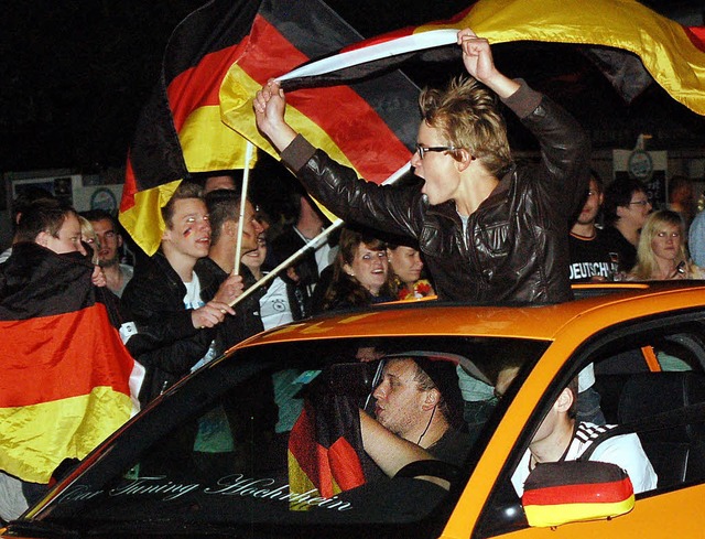 Mit wehenden Fahnen gingen die Fans nach dem Auftaktsieg auf Korsofahrt.  | Foto: hildegard siebold