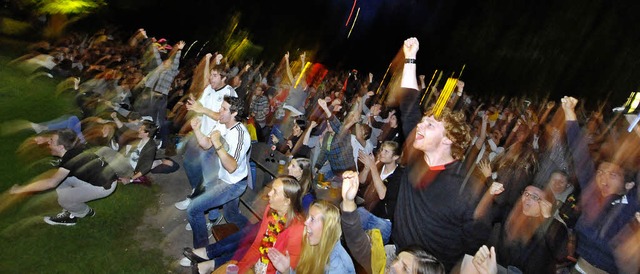 Jubeln in Gesellschaft  im randvollen ...annschaft zum 1:0 und alle sind froh.   | Foto: Michael Bamberger