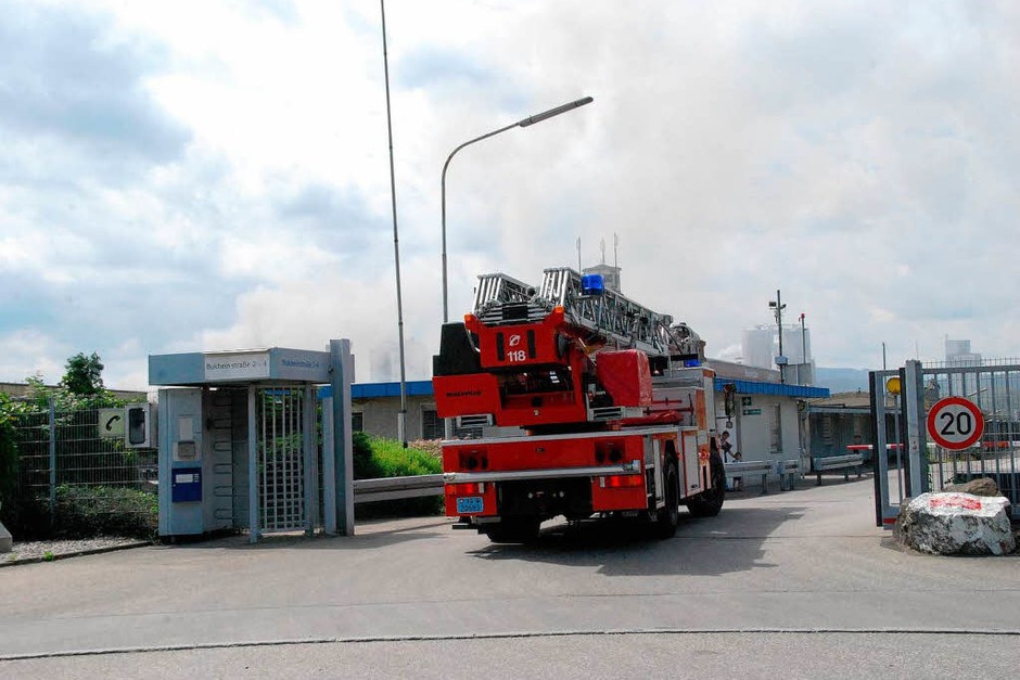 Ein Großaufgebot an Feuerwehrleuten bekämpfte den Brand im Recyclingbetrieb. (Foto: Ralf Staub) Ein Großaufgebot an Feuerwehrleuten bekämpfte den Brand im Recyclingbetrieb. (Foto: Ralf Staub)
