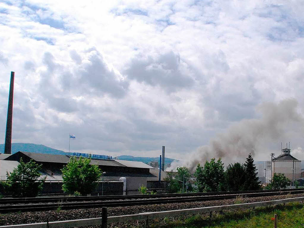 Ein Groaufgebot an Feuerwehrleuten bekmpfte den Brand im Recyclingbetrieb.