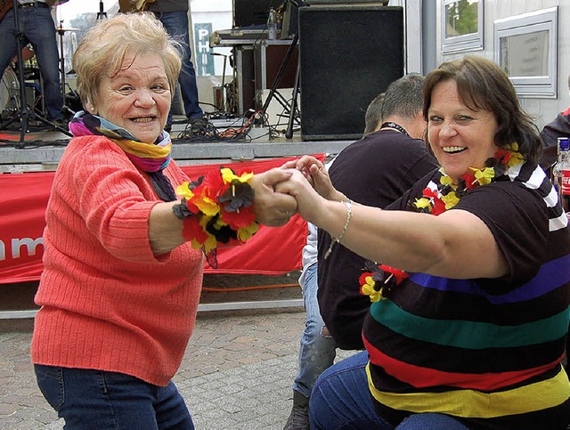 Das Publikum am Samstag lie sich von ...nd&#8220; zu einem Tnzchen hinreissen  | Foto: Petra Wunderle