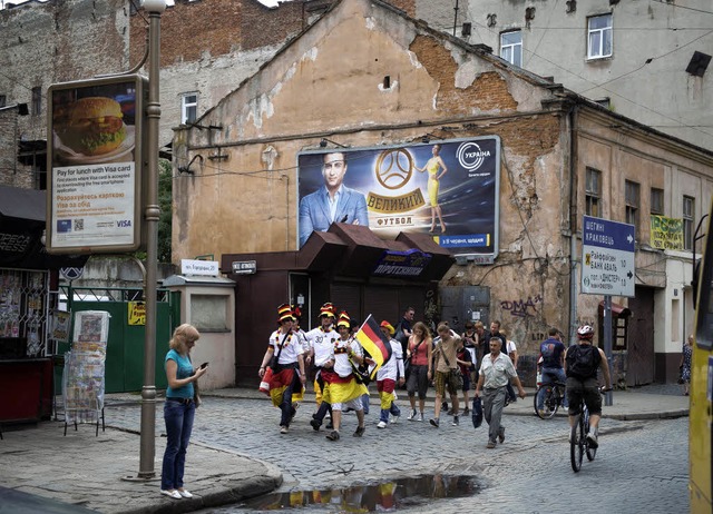 Deutsche Fuball-Fans in Lviv unterwegs.   | Foto: Axel Schmidt/DAPD