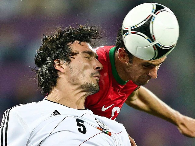 Mats Hummels im Kopfballduell mit dem Portugiesen Helder Postiga   | Foto: dpa