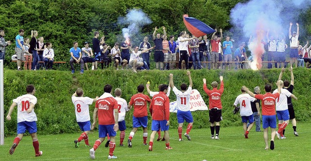Die SG Nordweil-Wagenstadt und ihre Fans feiern den Sieg gegen Baris Mllheim   | Foto: Benjamin Resetz