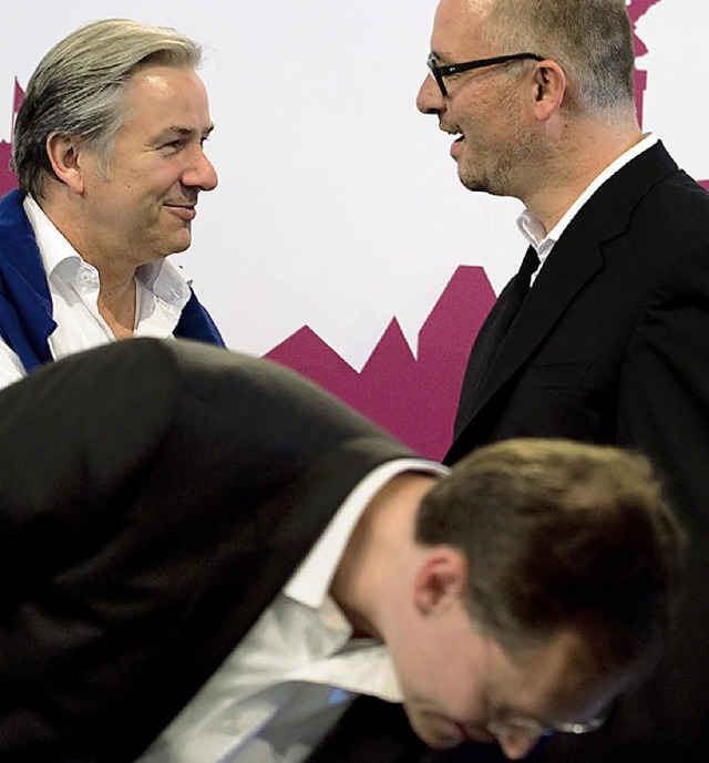 Klaus Wowereit gratuliert Jan St, vorne Michael Mller.    | Foto: dapd