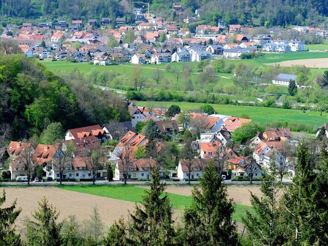 Huser in der Bahnhofstrae in Kappel. Im Hintergrund der Stadtteil Ebnet.  | Foto: Ingo Schneider