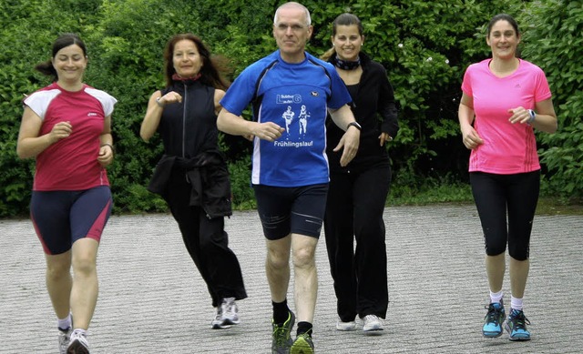 Fitte Banker: Bernd Bauer, Mitinitiato...ist mit der Marathon-Gruppe unterwegs.  | Foto: Privat