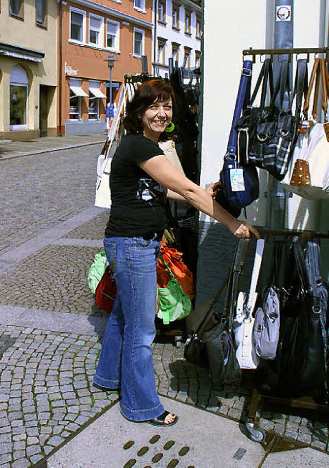 &quot;Wir sind noch direkt am Marktpla..., Inhaberin von Lederwaren Sulzberger.  | Foto: Gerda Oswald