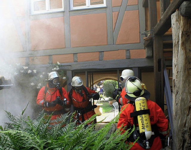 Mit Atemschutzgert drangen die Wehren an den &#8222;Brandherd&#8220; vor.  | Foto: Cre