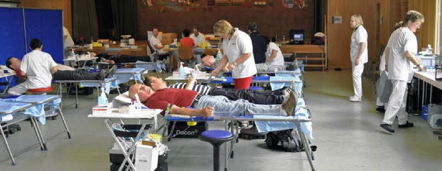 Zur Blutspendezentrale wurde die Btzi...tspendedienst kamen ber 140 Spender.   | Foto: julius steckmeister