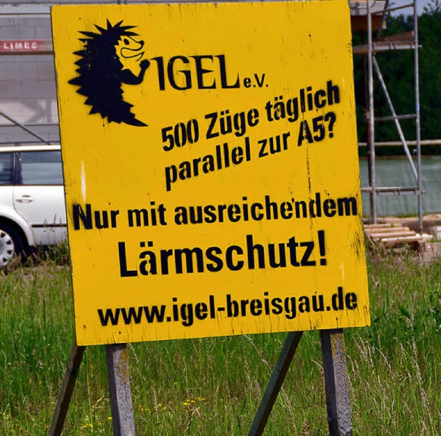 Mit Protestschildern untermauert IGEL ...tz an der geplanten Gterbahnstrecke.   | Foto: julius steckmeister