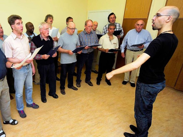 Nicht immer, aber oft singen sie Tradi...mit ihrem Dirigenten Johannes Sllner.  | Foto: Thomas Kunz