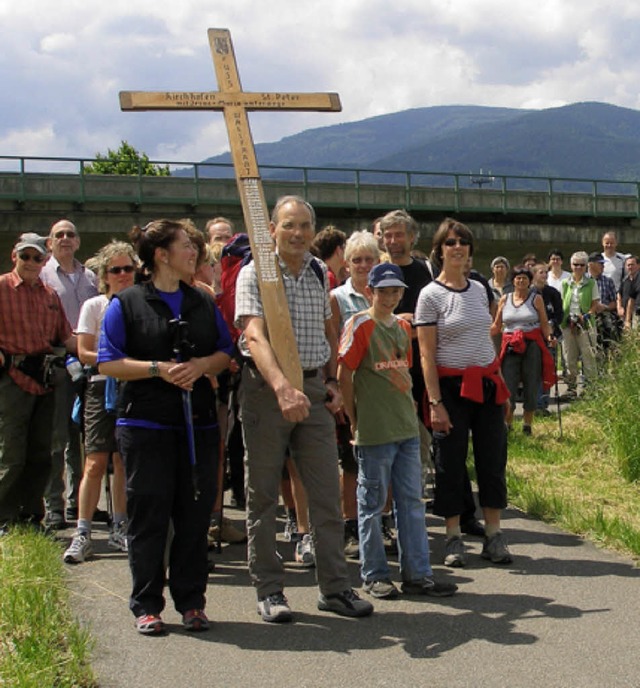 Mit dem Kreuz geht es von Kirchhofen nach St. Peter. Das Bild stammt von 2008.   | Foto: BZ-Archiv