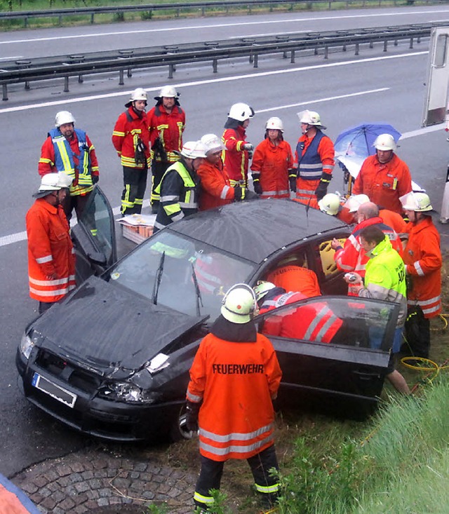 Einen  Autofahrer  musste die Feuerwehr am Montag aus seinem Fahrzeug befreien.   | Foto: Feuerwehr