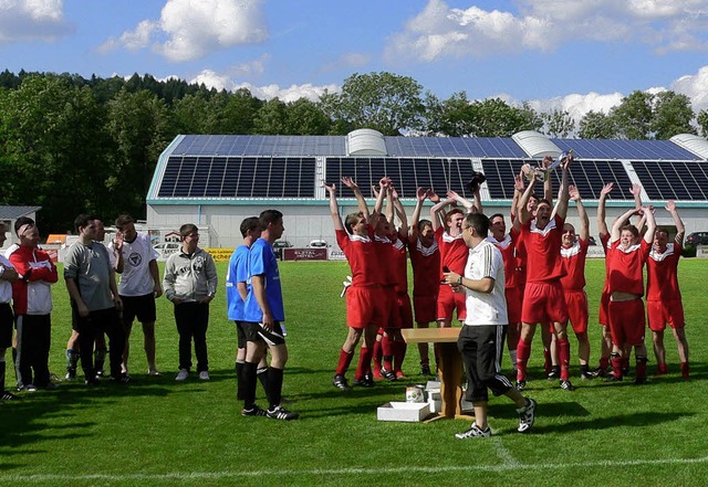 So sehen Sieger aus: Mit dem Team &#82... drfte Coach Fritz Joos auch freuen.   | Foto: Kurt Meier