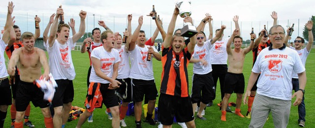 Ausgelassen feierte der  TuS Binzen di... und den Aufstieg in die Kreisliga A.   | Foto: norbert Sedlak