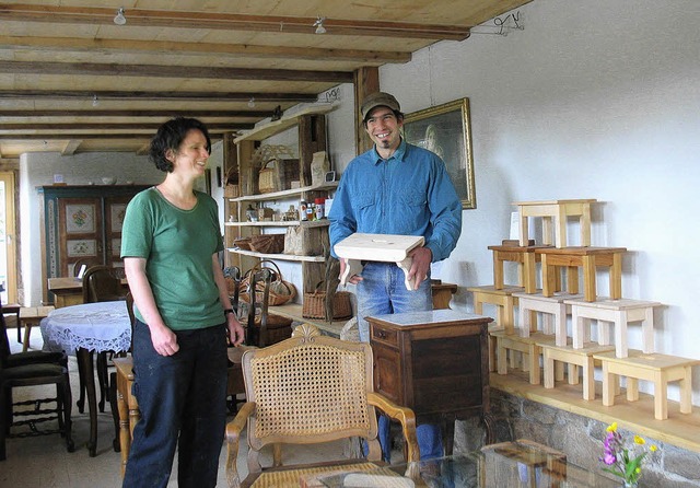 Felix und Birgit  Drahtschmidt im  Aus...raum des 300 Jahre alten Bauernhofes.   | Foto: Manfred-G. Haderer