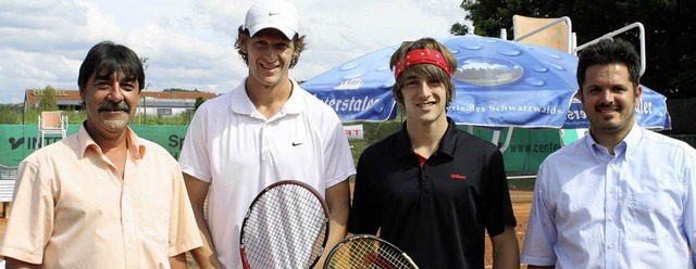 Die Sieger  Martin Vacek (Zweiter von ...nd Turnierleiter Kai Bumann (rechts).   | Foto: Adelbert Mutz