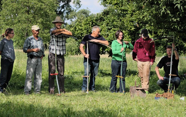 Verschnaufpause: Teilnehmer des Mhkurses mit ihren Sensen  | Foto: privat