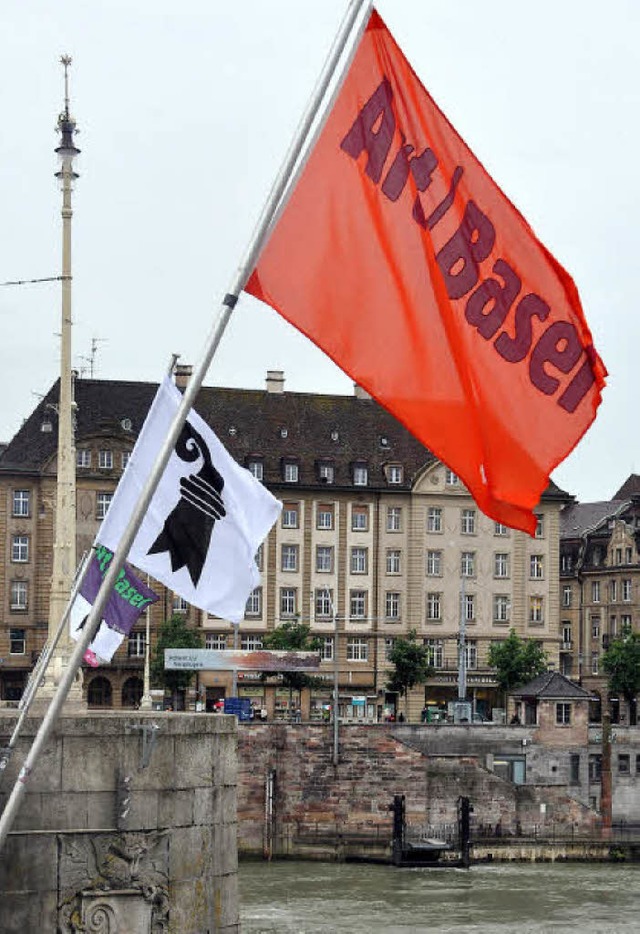 Die Flaggen an der Mittleren Brcke in... diese Woche ganz im Zeichen der Art.   | Foto: Daniel Gramespacher