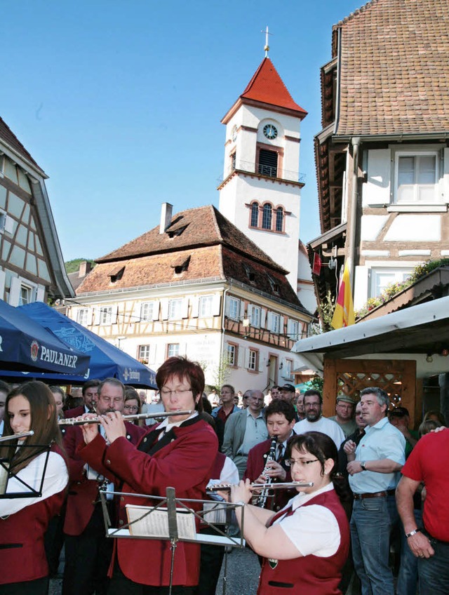 Mit guter Musik und strahlendem Sonnen...e Besucher des Kirchbergfests belohnt.  | Foto: Sandra DEcoux-Kone