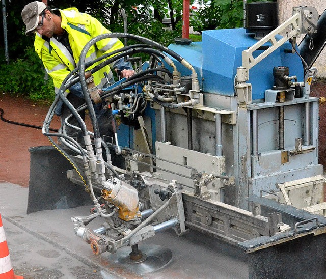 Mit einer von ihm  entwickelten Maschine schrgt Roland Kornes Bordsteine ab.  | Foto: Sebastian Barthmes