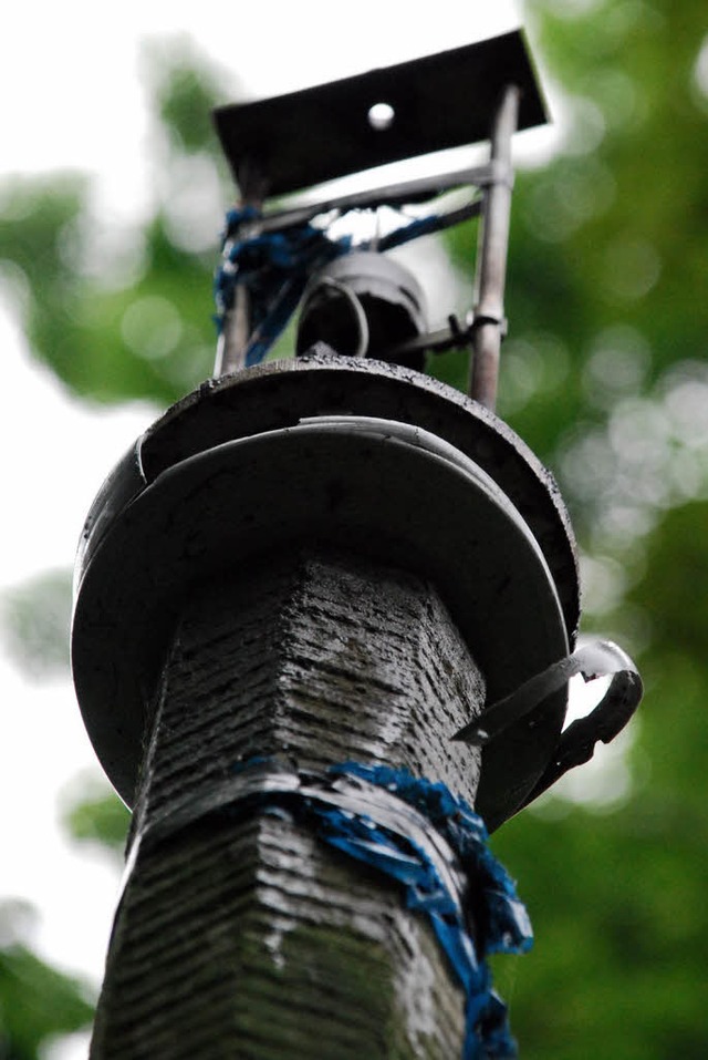 Bizarr: Eine halb verfallene Straenla...iet Neufeld an das FFH-Gebiet grenzt.   | Foto: Ralf Staub