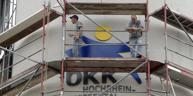 Das Ende: Arbeiter montieren das BKK-Logo in der Karl-Frstenberg-Strae ab.   | Foto: Archivfoto: Ingrid Bhm-Jacob