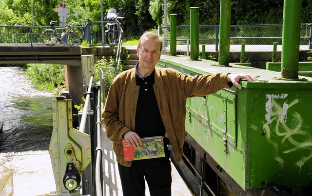Roland Fastrich am ehrenamtlichen Arbe... am Einlaufbauwerk des Gewerbekanals.   | Foto: Ingo Schneider