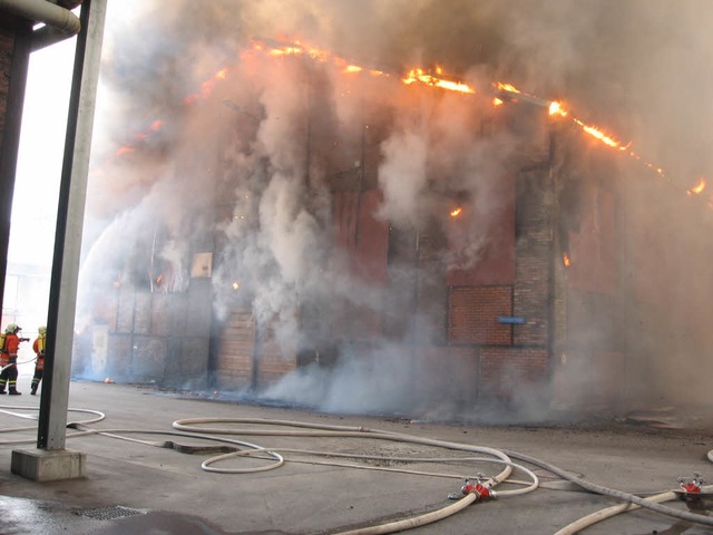 So prsentierte sich die Vogt- Lagerhalle zu Beginn der Lscharbeiten Sonntag.   | Foto: Feuerwehr