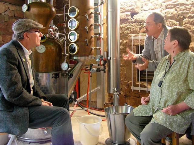 Whiskykenner Heinrich Bueb bei Familie... Schwarzwlder Single-Malt produziert.  | Foto: Ute Schler