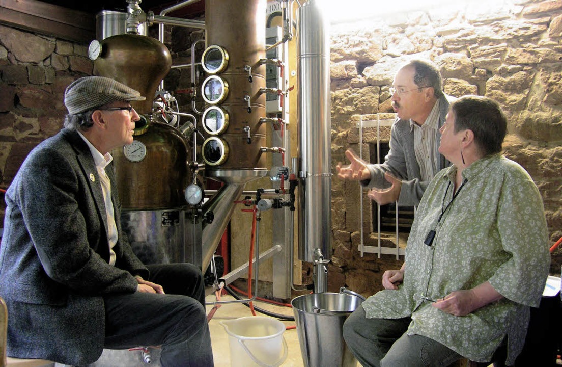 Whiskykenner Heinrich Bueb bei Familie...Schwarzwlder Single-Malt produziert.   | Foto: Ute Schler