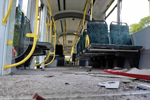 Laster rammt Augsburger Straßenbahn – 48 Verletzte