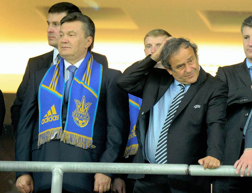 Der ukrainische Prsident Wiktor Janukowitsch (links) beobachtet das Spiel. Ob sich UEFA-Prsident Michel Platini (rechts) einen anderen Sitznachbarn wnscht?