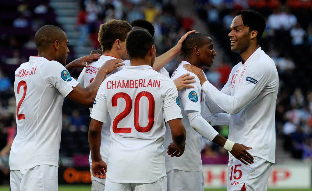 „Wir wren ber einen Sieg froh gewesen, aber das Unentschieden passt uns gut. Wir sind zufrieden. Wir mssen sehen, dass wir nach dem nchsten Spiel vier Punkte haben“, sagte Englands Kapitn Steven Gerrard.