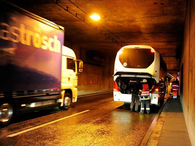 Vermutlich wegen eines Motorschadens i... Schtzenalleetunnel liegen geblieben.  | Foto: Ingo Schneider