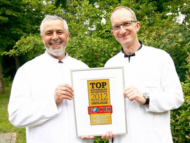 Chefarzt Reinhard Groh (links) und Che...mon freuen sich ber die Auszeichnung.  | Foto: klinikum