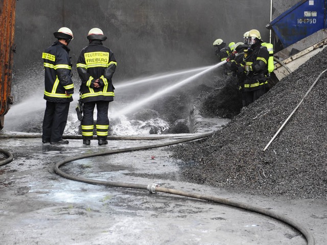 Auf dem Gelnde einer Entsorgerfirma h... gerade alltglichen Feuerwehreinsatz.  | Foto: Ingo Schneider