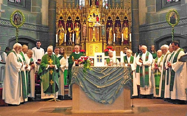 Dekan  Peter Schnappinger (links am Mi...he Sankt Martin sein Priesterjubilum.  | Foto: Manfred Burkert